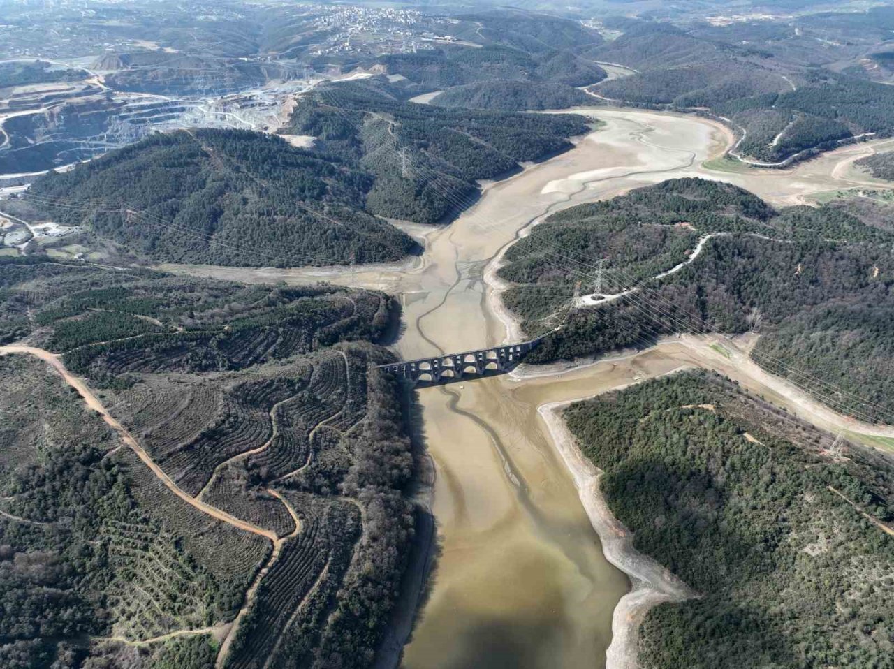 Suların çekildiği Alibey Barajı’nda yüzeye çıkan araçlar hala kaldırılmadı