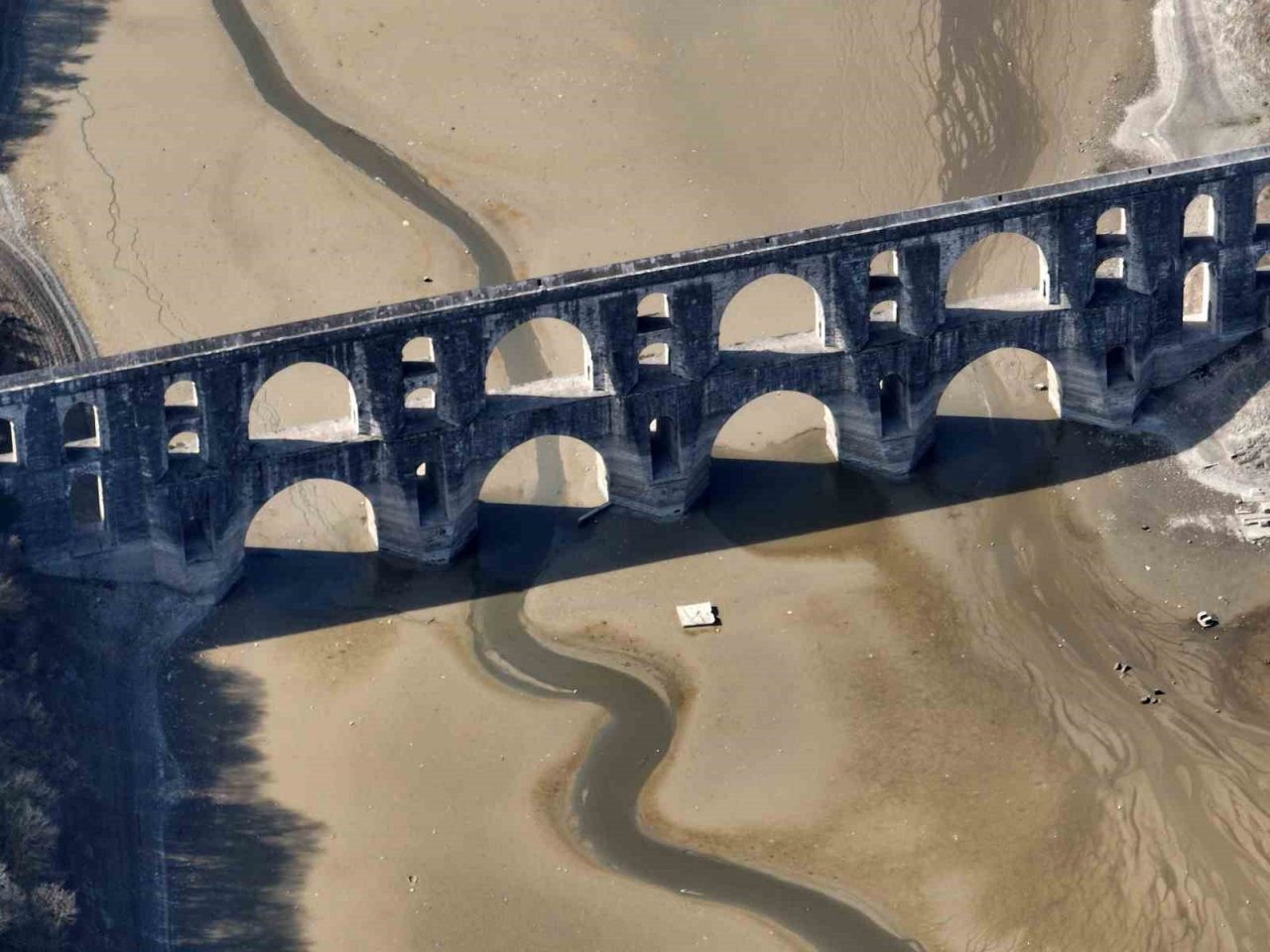 Suların çekildiği Alibey Barajı’nda yüzeye çıkan araçlar hala kaldırılmadı