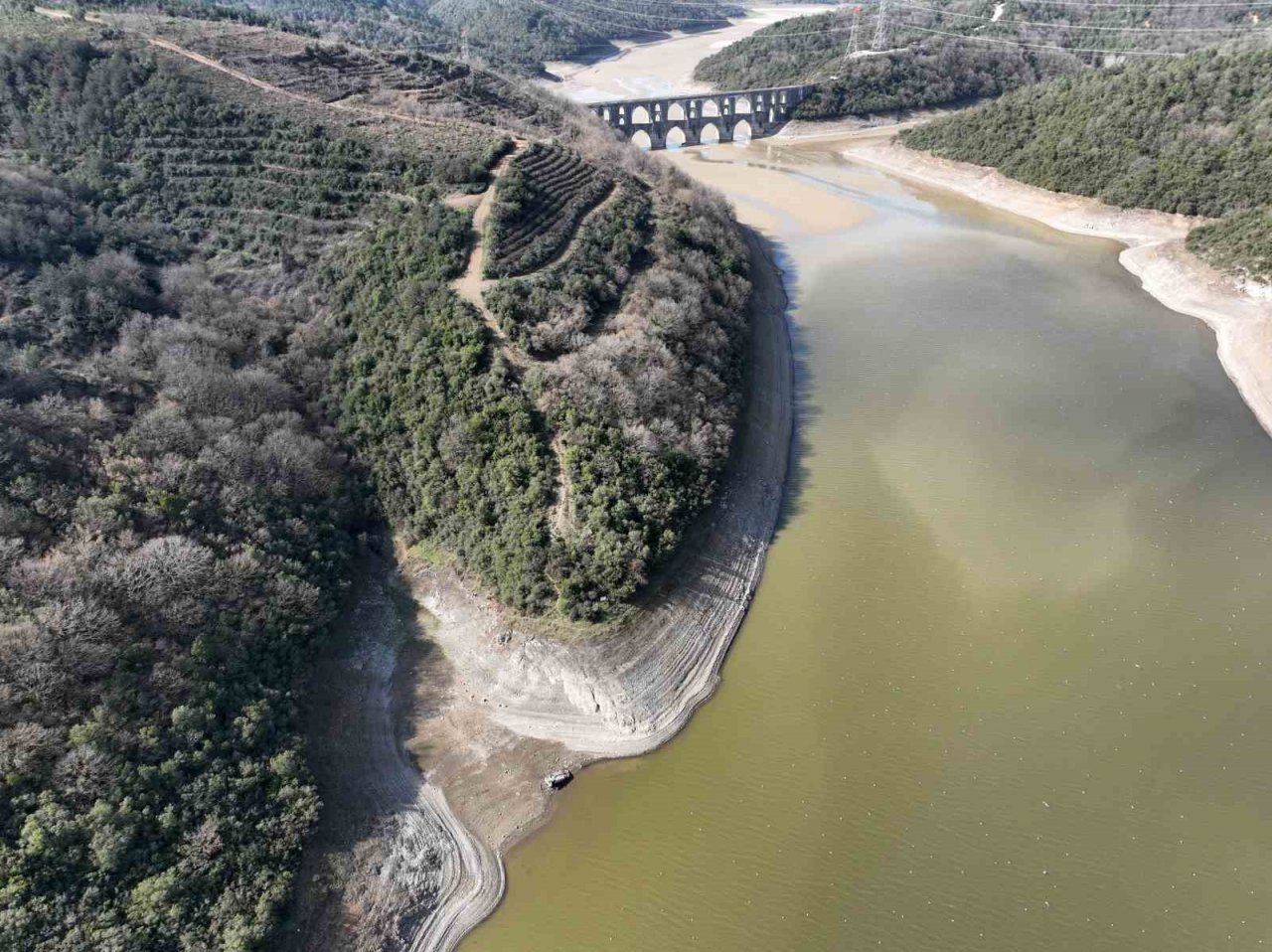 Suların çekildiği Alibey Barajı’nda yüzeye çıkan araçlar hala kaldırılmadı