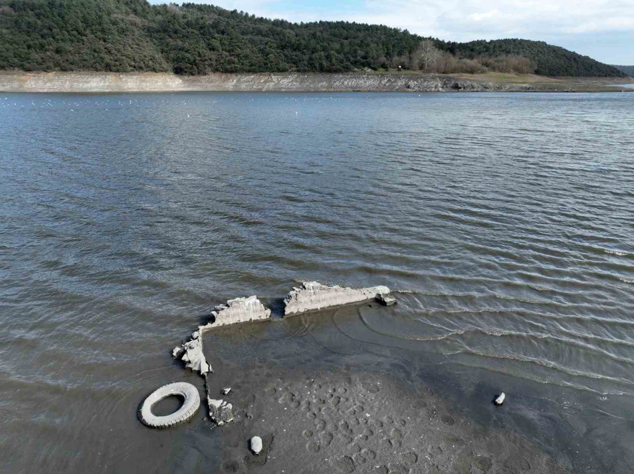 Suların çekildiği Alibey Barajı’nda yüzeye çıkan araçlar hala kaldırılmadı