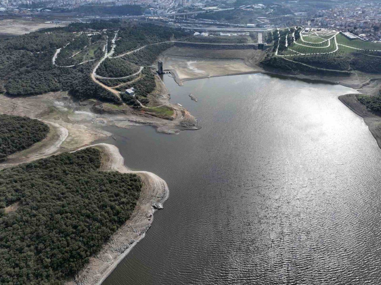 Suların çekildiği Alibey Barajı’nda yüzeye çıkan araçlar hala kaldırılmadı