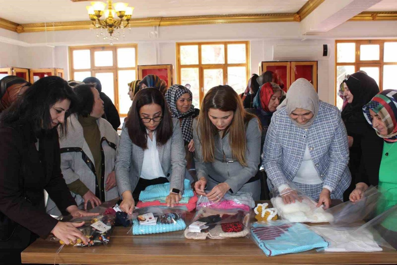 Kadınlar Gününde depremzedeler unutulmadı