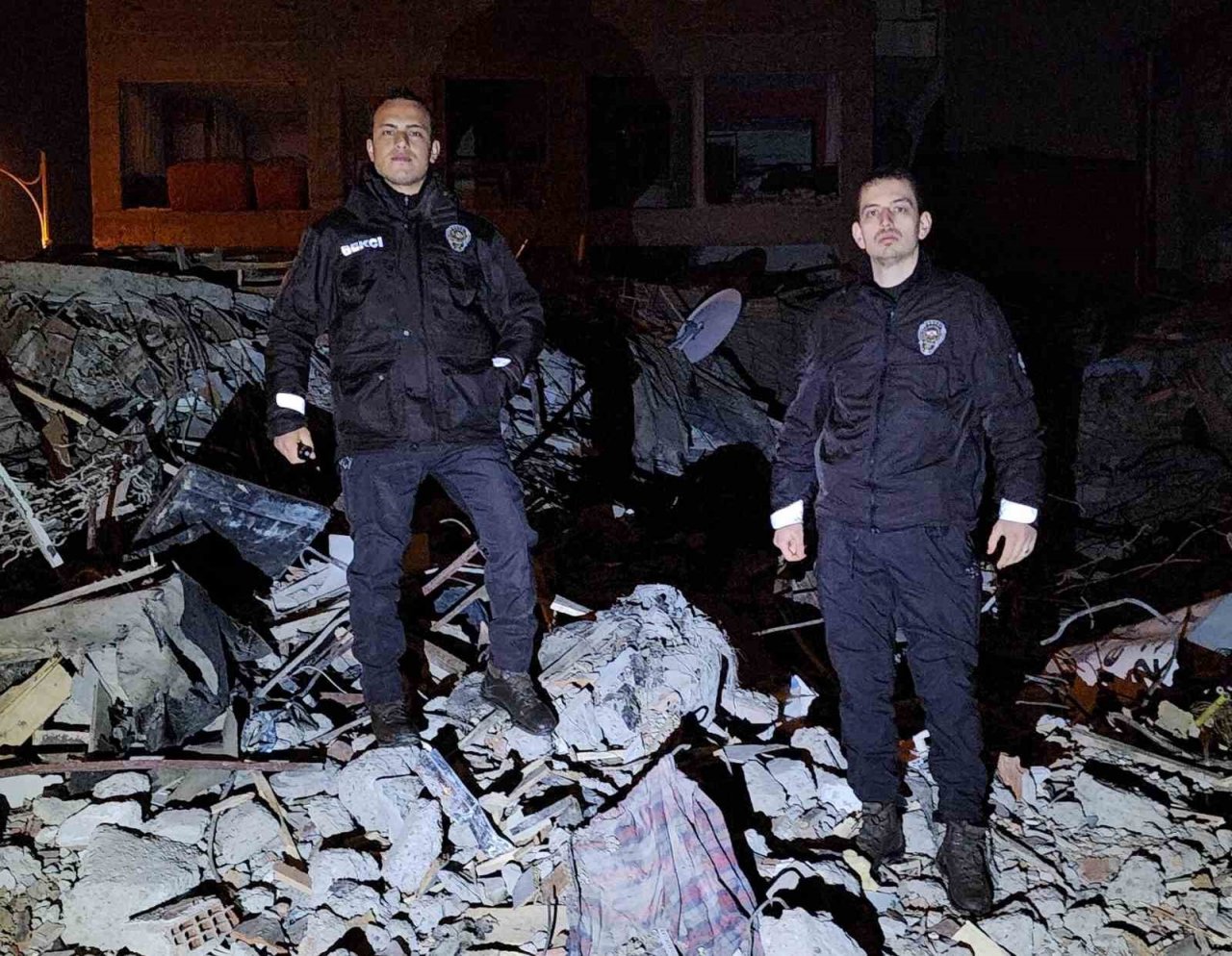 Aydın emniyeti deprem bölgesinde huzur ve güvenlik için görev yapıyor