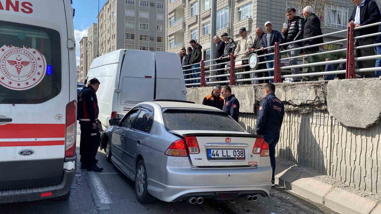 4 araç birbirine girdi: 1 yaralı