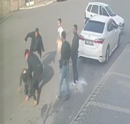 Üzerine araç sürdükleri şahsı önce bıçaklayıp sonra darp ettiler