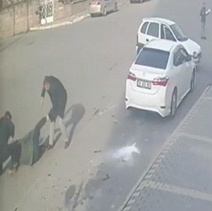 Üzerine araç sürdükleri şahsı önce bıçaklayıp sonra darp ettiler