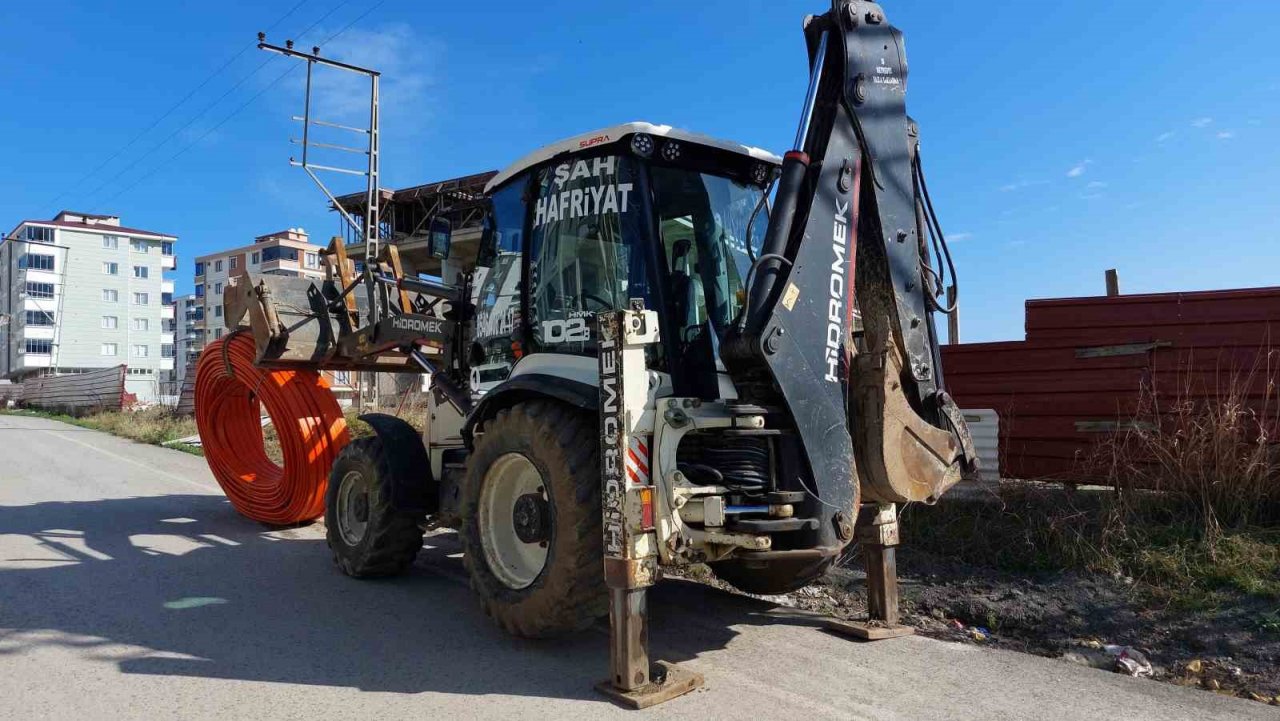 Samsun’da aracıyla elektrik direğine çarpan avukat ve kızı yaralandı