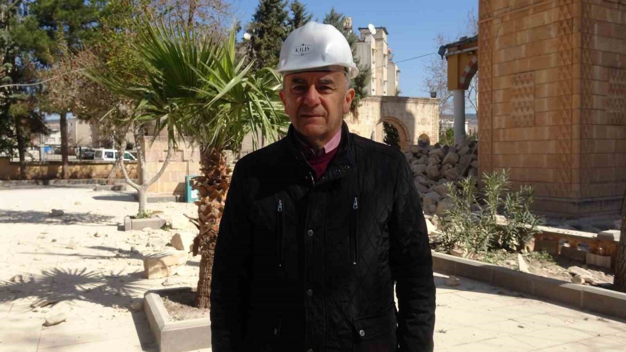 Kilis’te depremde zarar gören caminin minareleri kontrollü şekilde yıkıldı