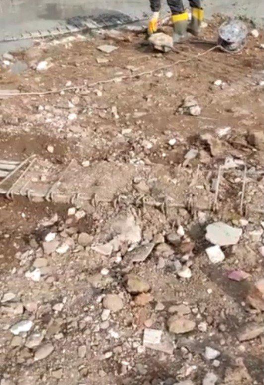 Bu kadarına da pes, binanın kirişlerini toprakla doldurdular