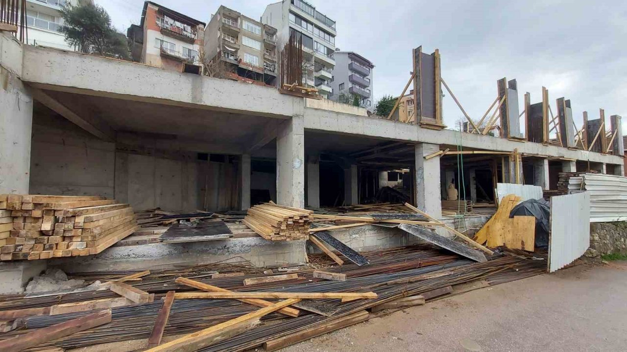 Bu kadarına da pes, binanın kirişlerini toprakla doldurdular