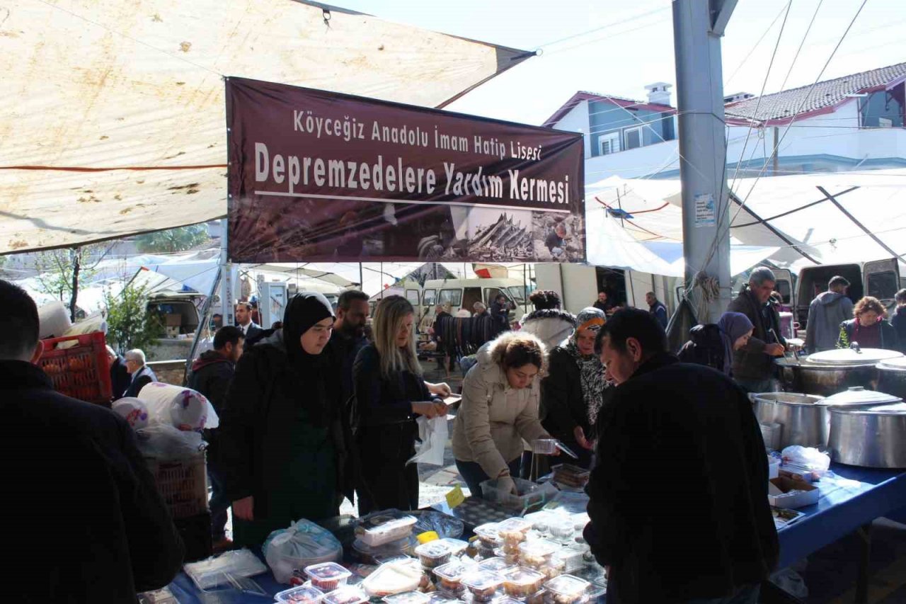 Köyceğiz’de depremzedeler yararına pazarda satış gerçekleştirildi