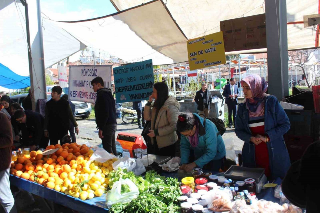 Köyceğiz’de depremzedeler yararına pazarda satış gerçekleştirildi