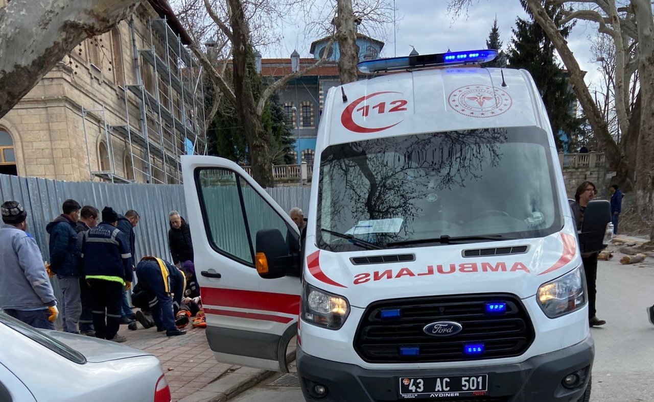 Kütahya’da üzerine ağaç dalı düşen adam yaralandı