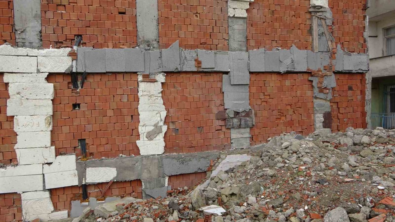 Maltepe’de yıkılan bitişik binanın moloz yığını 3 yıldır apartman sakinlerinin kabusu oldu