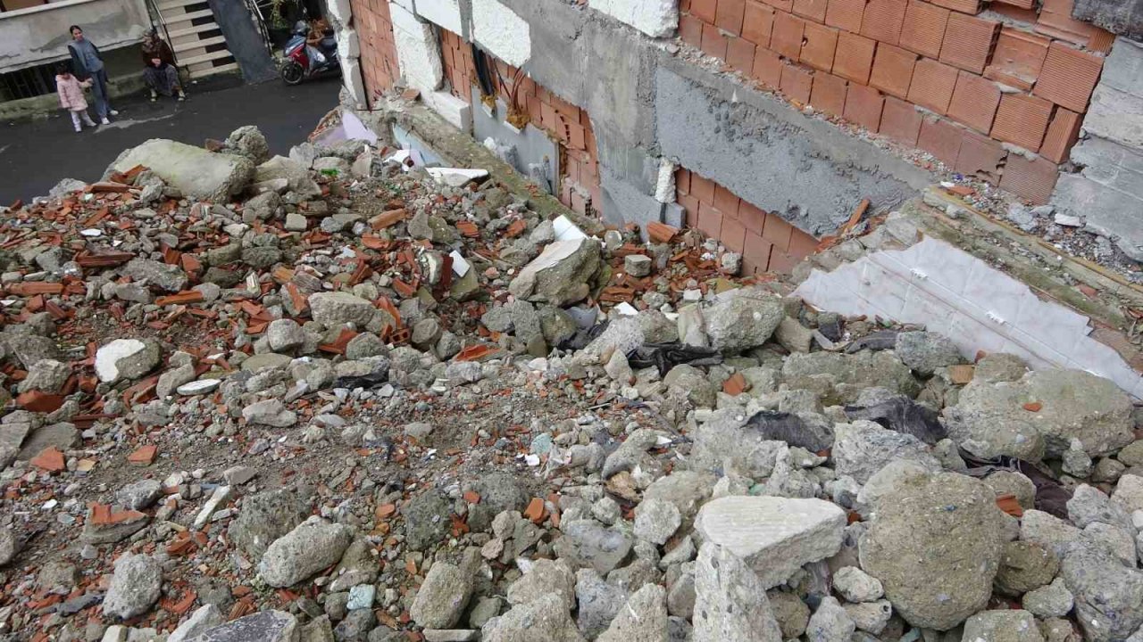 Maltepe’de yıkılan bitişik binanın moloz yığını 3 yıldır apartman sakinlerinin kabusu oldu
