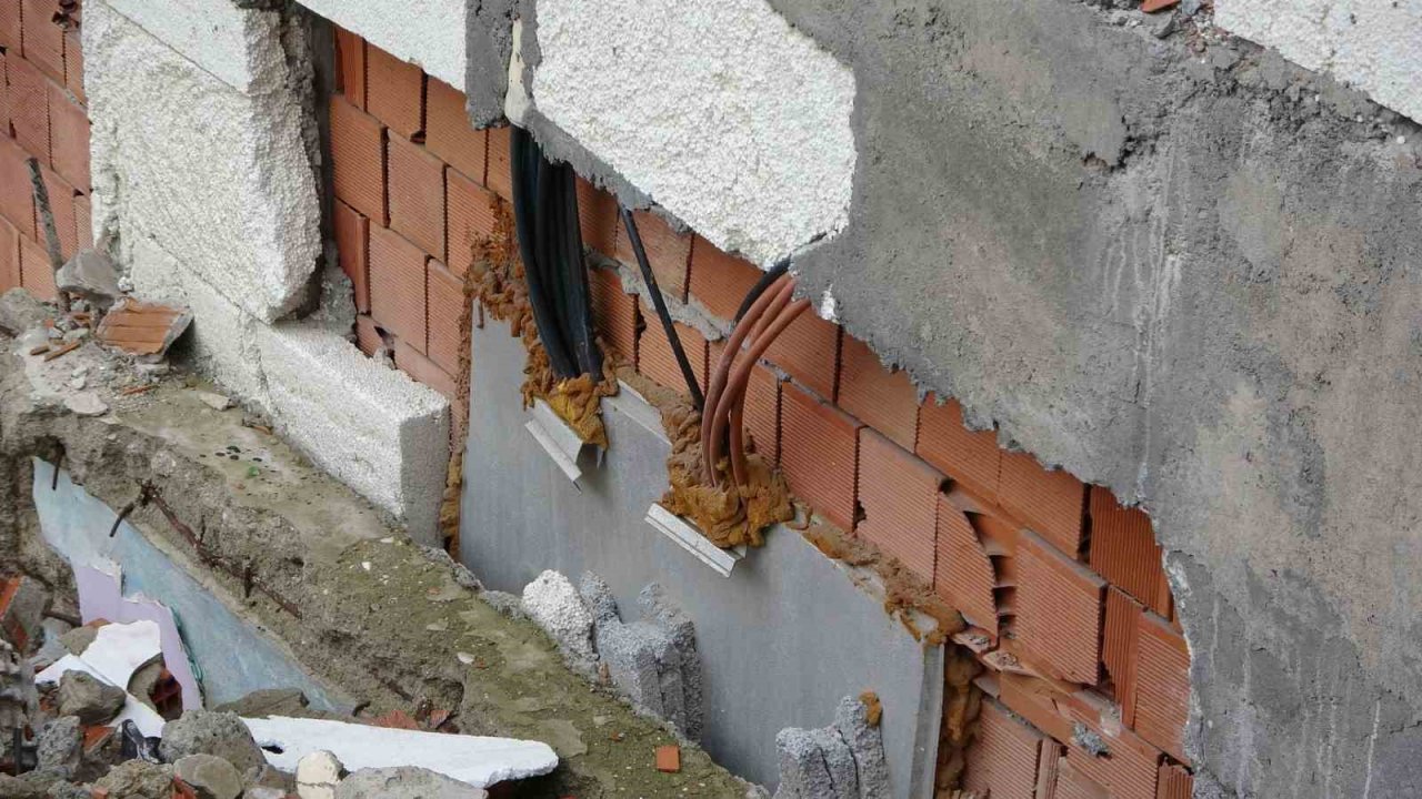 Maltepe’de yıkılan bitişik binanın moloz yığını 3 yıldır apartman sakinlerinin kabusu oldu