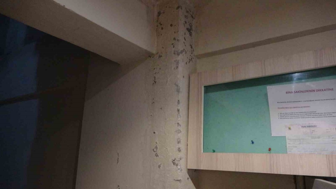 Maltepe’de yıkılan bitişik binanın moloz yığını 3 yıldır apartman sakinlerinin kabusu oldu