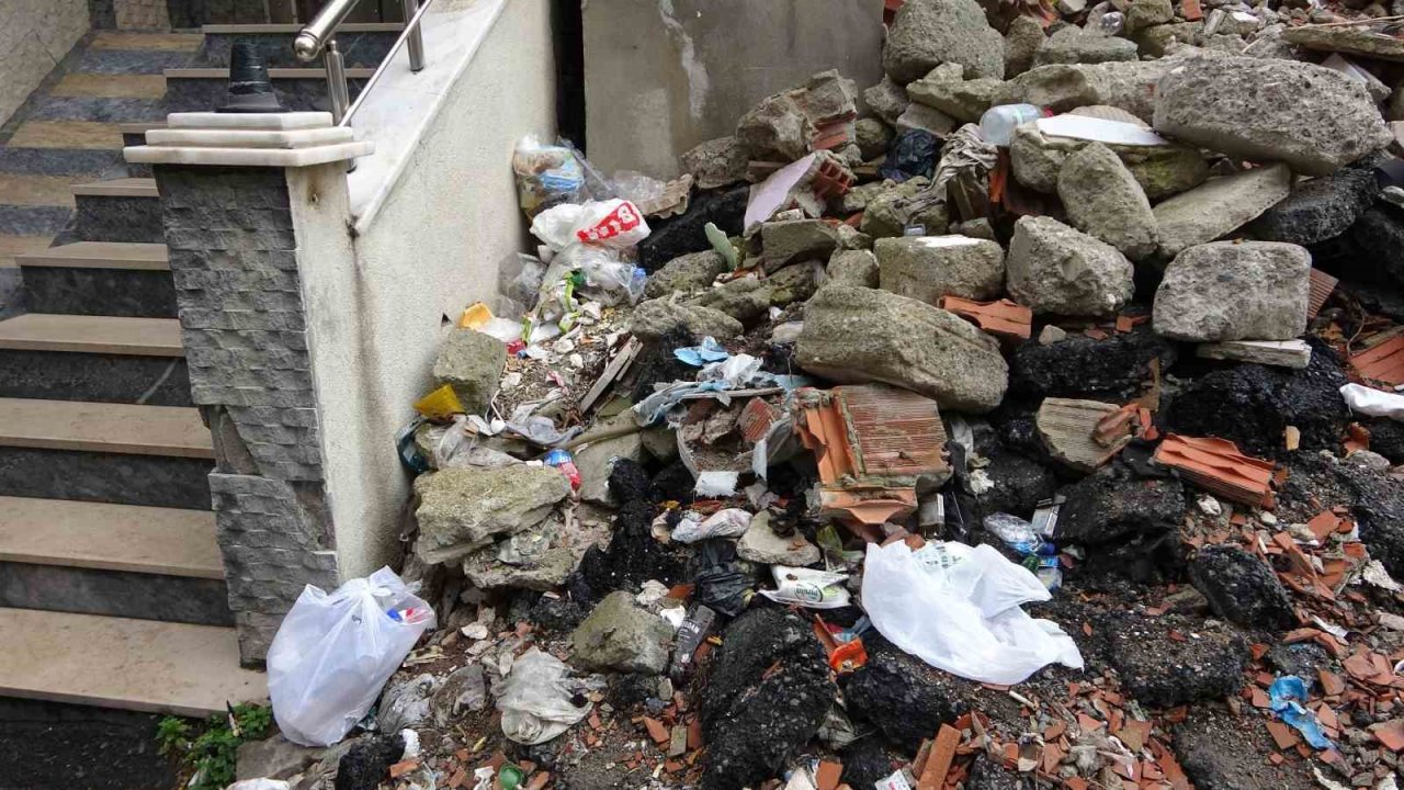 Maltepe’de yıkılan bitişik binanın moloz yığını 3 yıldır apartman sakinlerinin kabusu oldu