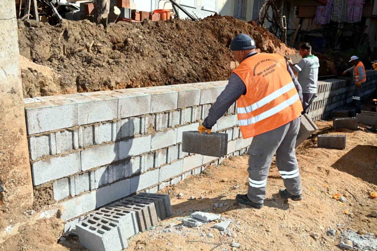 Manavgat Belediyesi’nden Emek Mahallesi’ne modern park