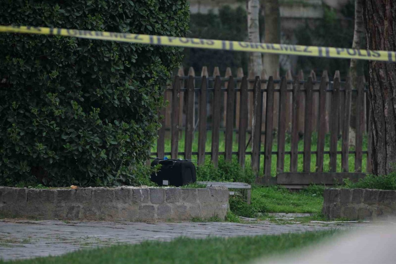 Manisa’da şüpheli valizden sucuk ve kıyafet çıktı