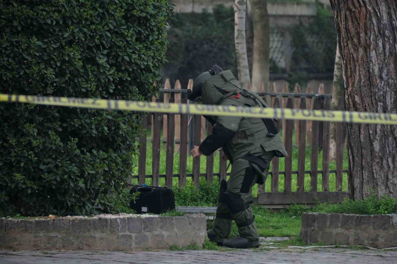 Manisa’da şüpheli valizden sucuk ve kıyafet çıktı