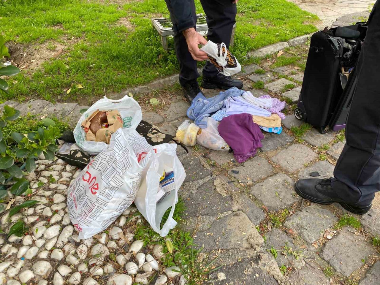 Manisa’da şüpheli valizden sucuk ve kıyafet çıktı