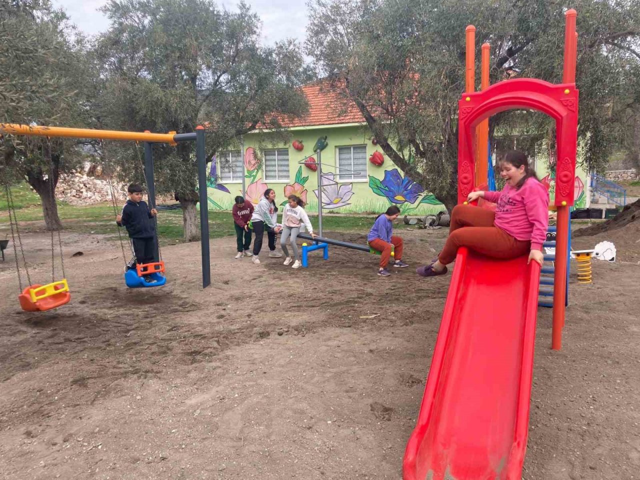 Marmaris Belediyesi okul bahçelerine çocuk parkı yapımını sürdürüyor