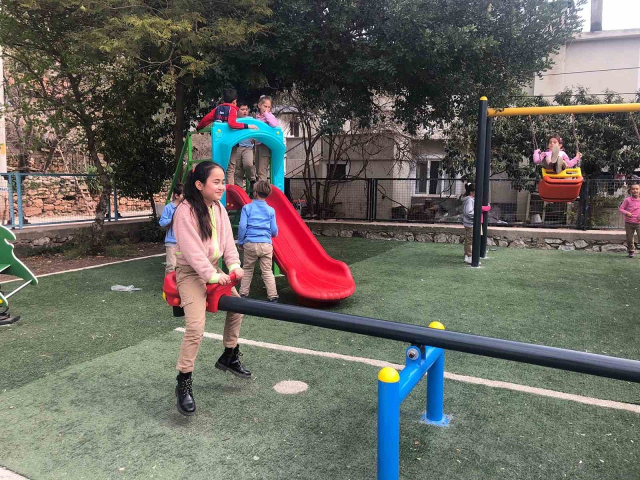 Marmaris Belediyesi okul bahçelerine çocuk parkı yapımını sürdürüyor