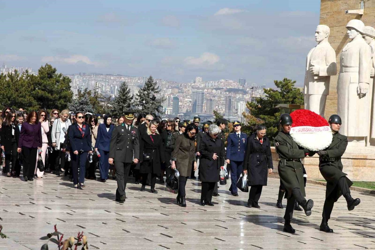 Milli Savunma Bakanı Hulusi Akar’ın eşi Şule Akar ve beraberindeki komutan eşleri Anıtkabir’i ziyaret etti