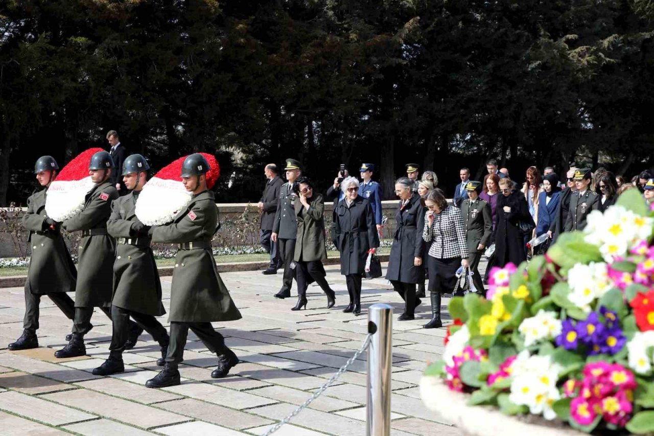 Milli Savunma Bakanı Hulusi Akar’ın eşi Şule Akar ve beraberindeki komutan eşleri Anıtkabir’i ziyaret etti