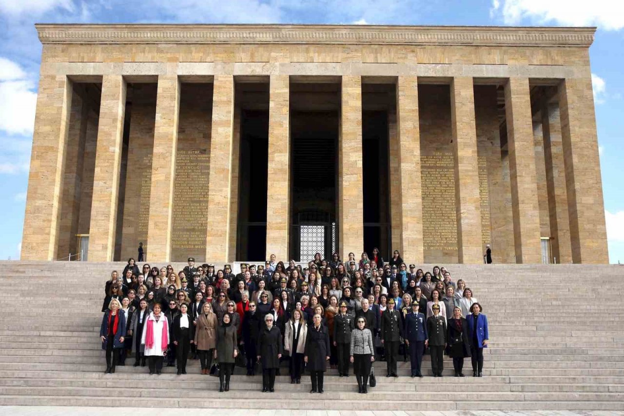 Milli Savunma Bakanı Hulusi Akar’ın eşi Şule Akar ve beraberindeki komutan eşleri Anıtkabir’i ziyaret etti