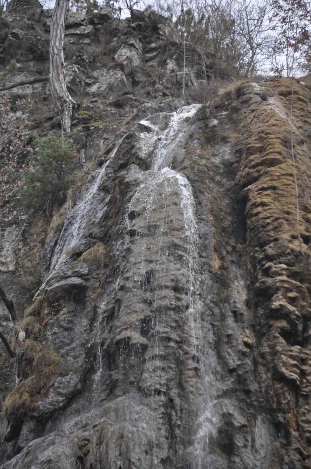 Karların erimesiyle şelale oluştu
