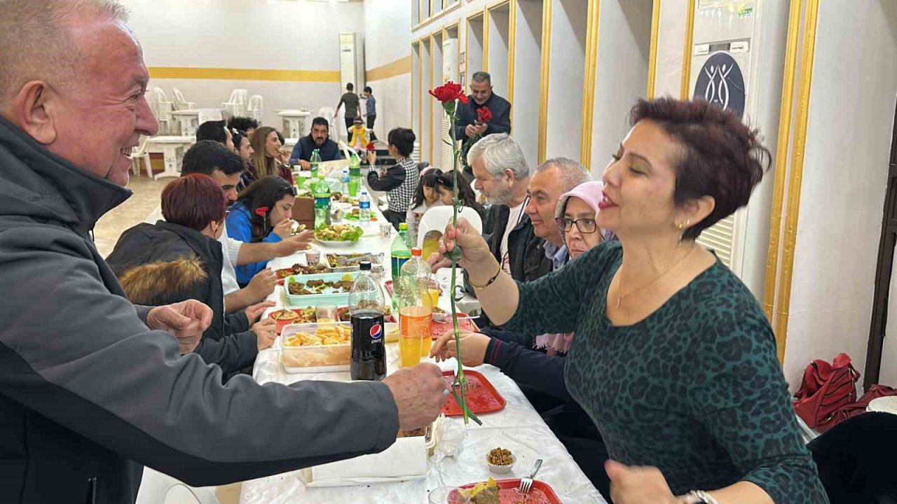 Nazilli’de halk oyunları topluluğu düzenledikleri etkinliği depremzede kadınlara adadı