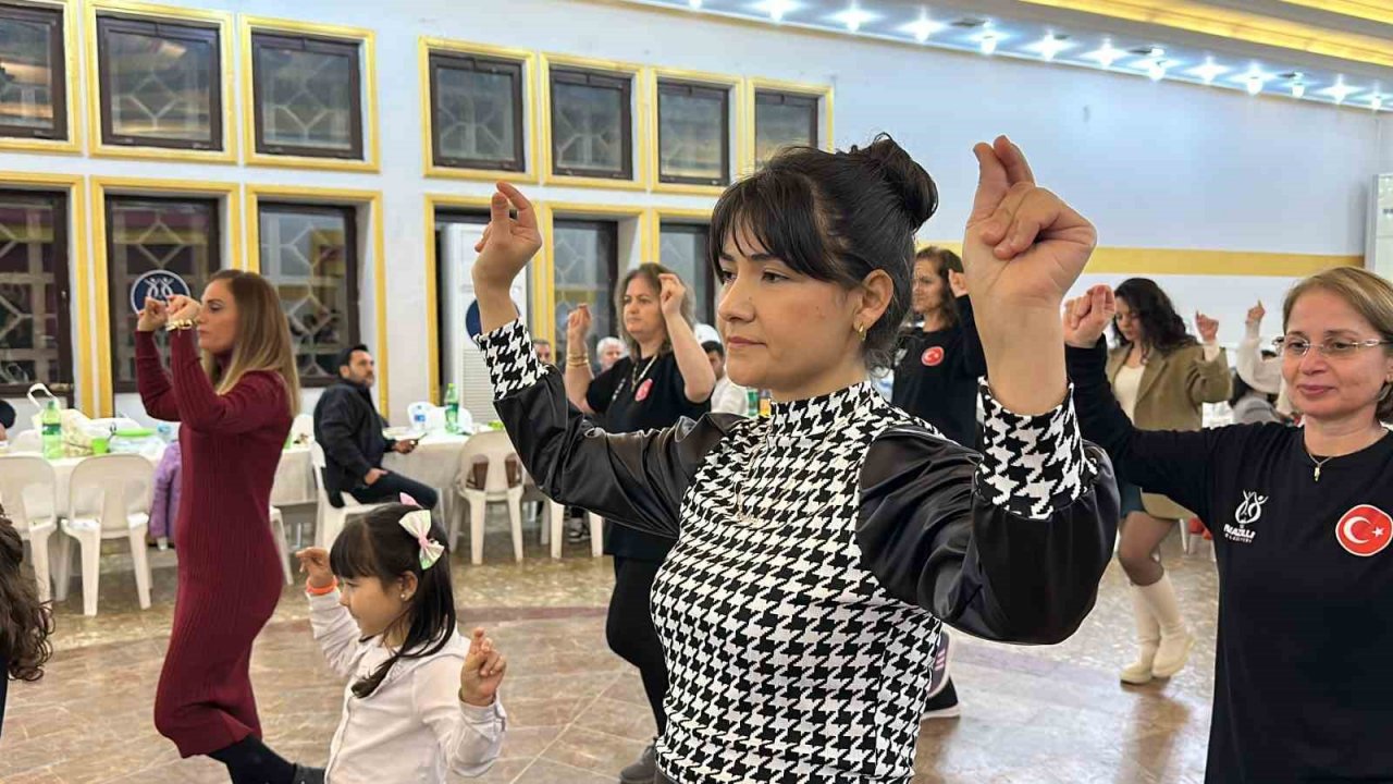 Nazilli’de halk oyunları topluluğu düzenledikleri etkinliği depremzede kadınlara adadı