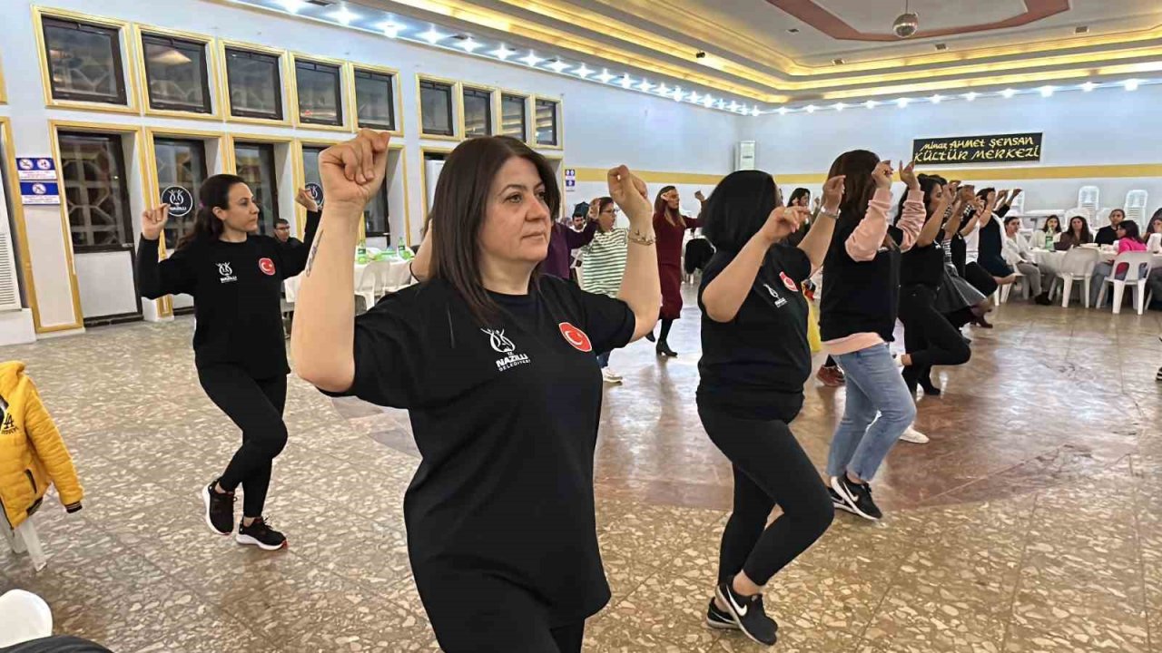 Nazilli’de halk oyunları topluluğu düzenledikleri etkinliği depremzede kadınlara adadı