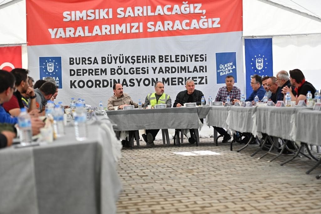 Başkan Savran: "Tüm gücümüzle deprem bölgesindeyiz"