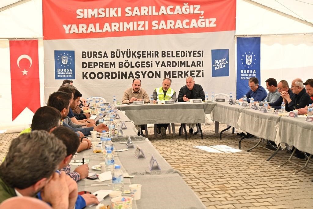 Başkan Savran: "Tüm gücümüzle deprem bölgesindeyiz"