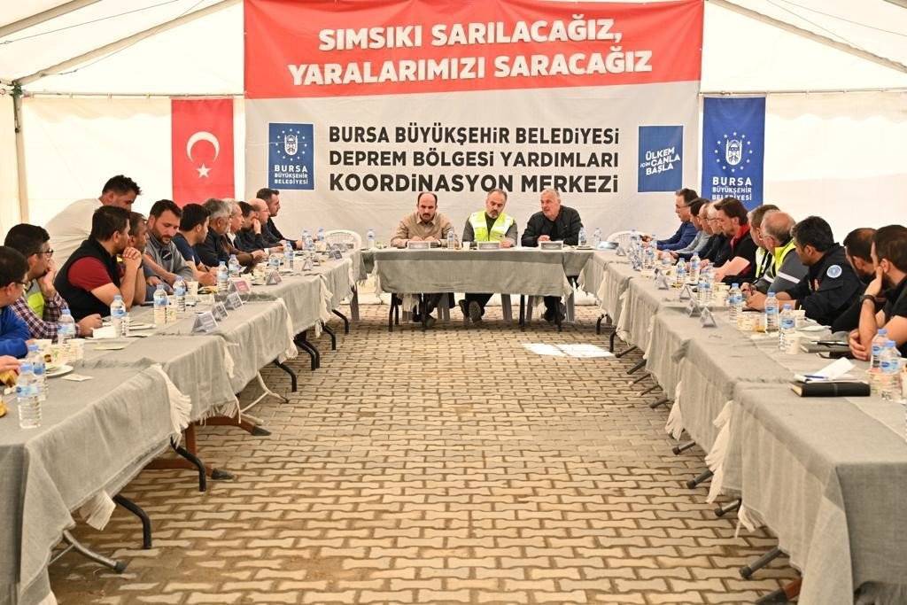 Başkan Savran: "Tüm gücümüzle deprem bölgesindeyiz"