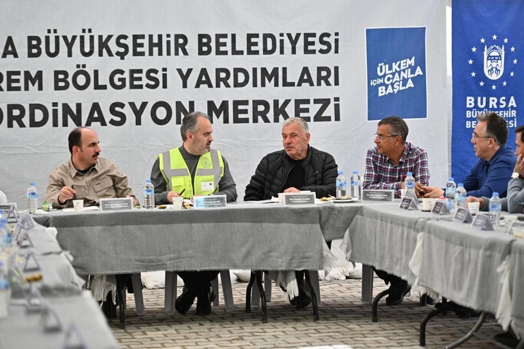 Başkan Savran: "Tüm gücümüzle deprem bölgesindeyiz"