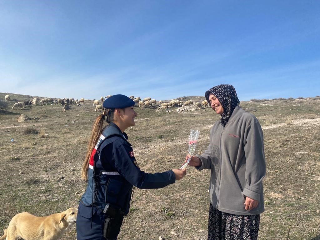 Jandarmadan Kadınlar Günü’nde karanfilli kutlama