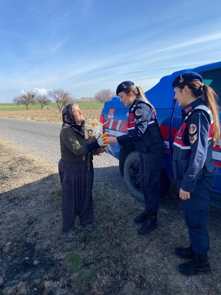 Jandarmadan Kadınlar Günü’nde karanfilli kutlama