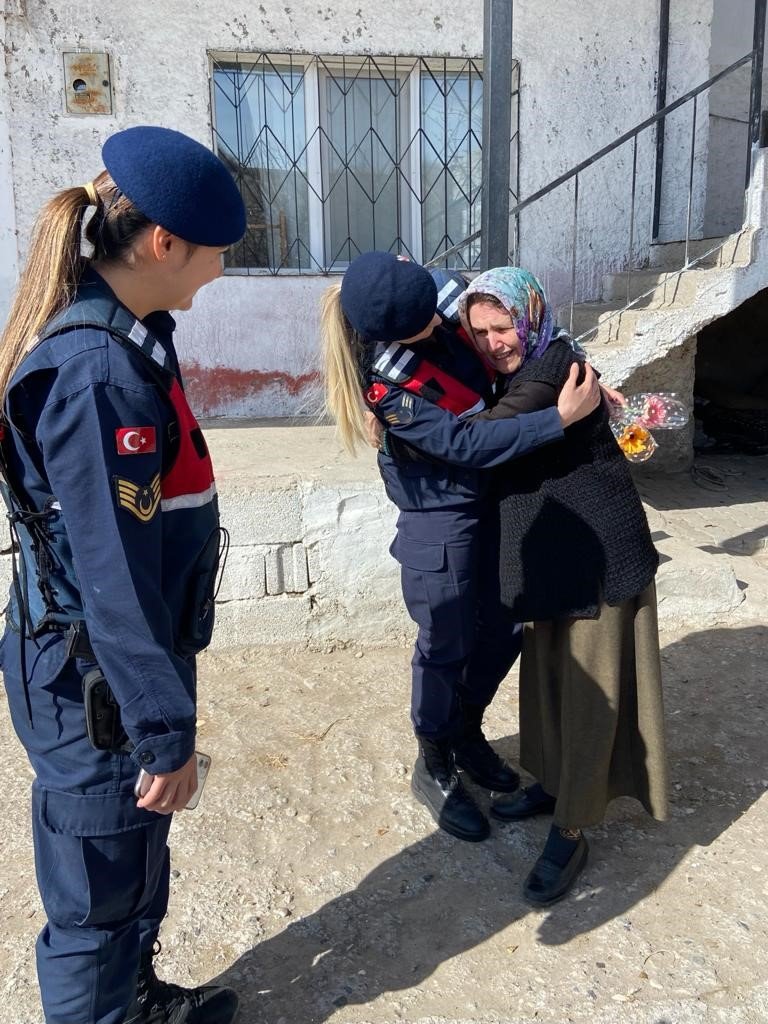 Jandarmadan Kadınlar Günü’nde karanfilli kutlama