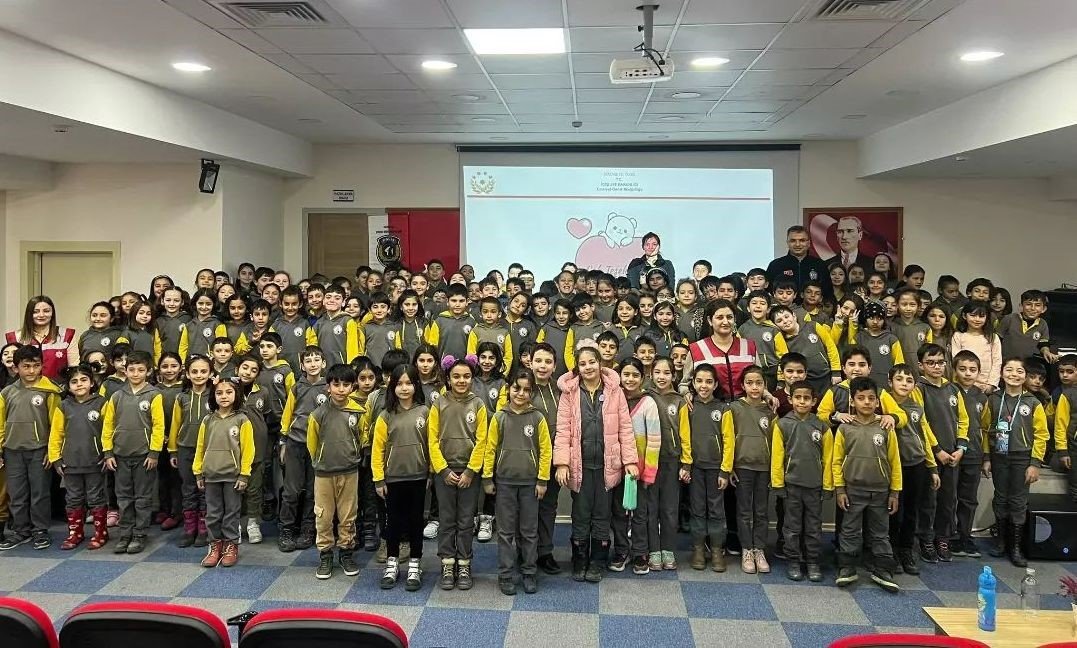 Öğrencilere suçtan korunma yöntemleri anlatılıyor