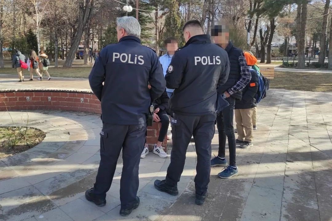 Okul önlerinde polis denetimi