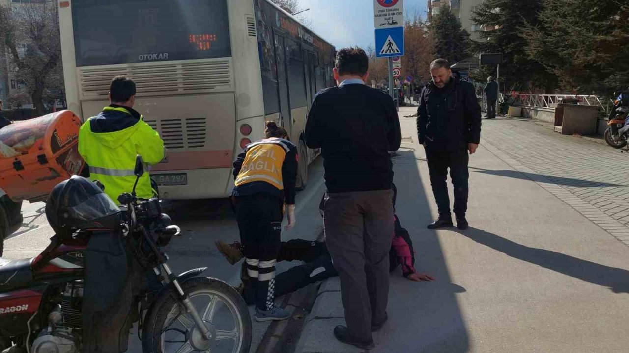 Motosikletli kurye otobüse arkadan çarptı