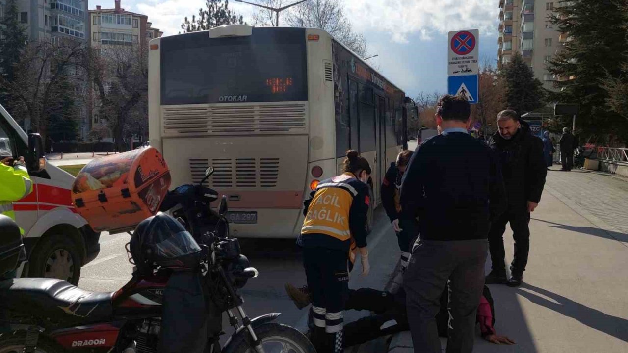 Motosikletli kurye otobüse arkadan çarptı