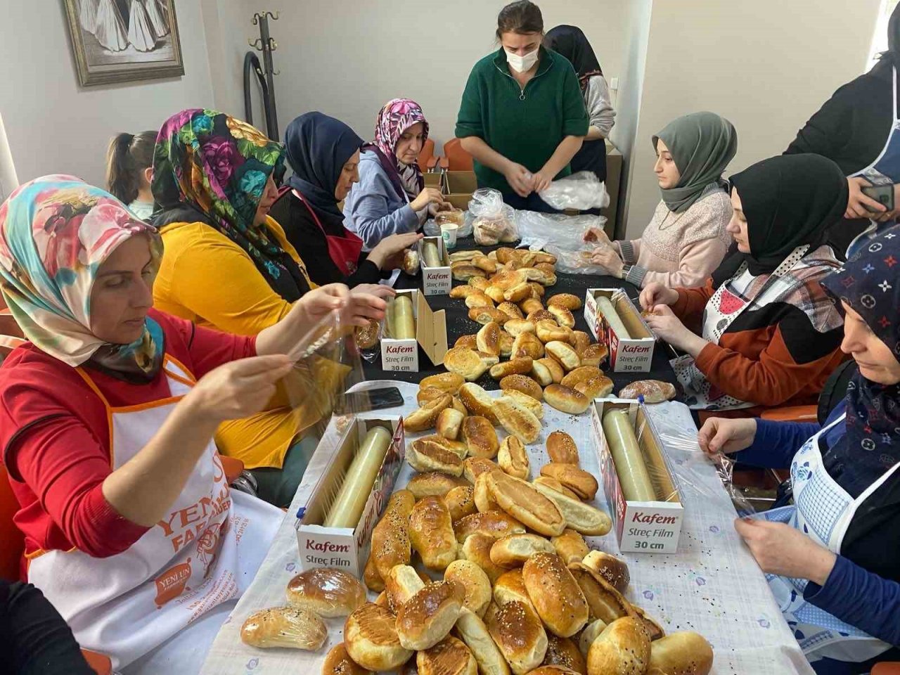 Pursaklar’ın hanımları depremzedeler için harıl harıl çalışıyor