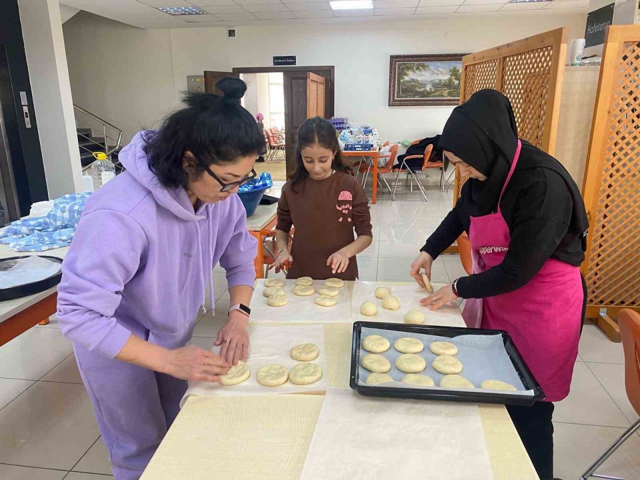 Pursaklar’ın hanımları depremzedeler için harıl harıl çalışıyor