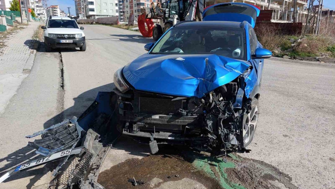Samsun’da aracıyla elektrik direğine çarpan avukat ve kızı yaralandı