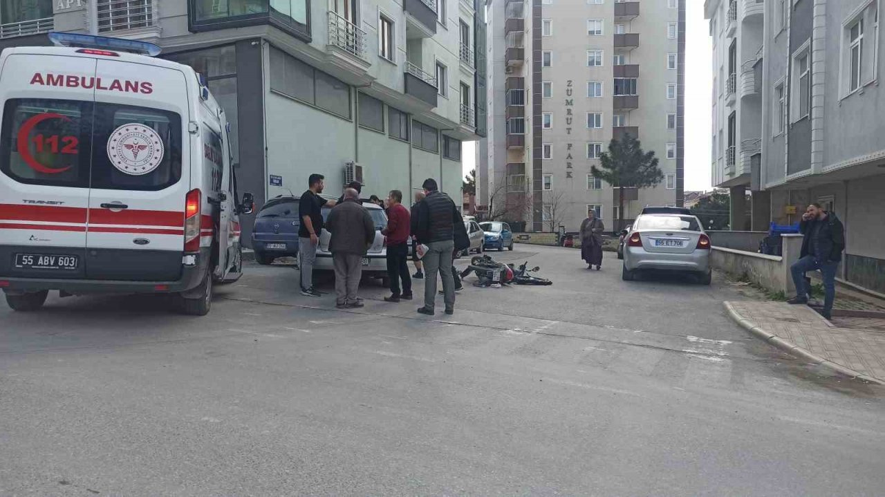 Otomobilin çarptığı motosiklet sürücüsü yaralandı